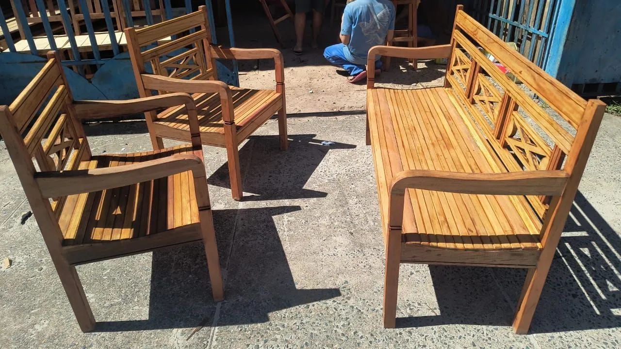 Jogo de bancos de madeira - Foto 2