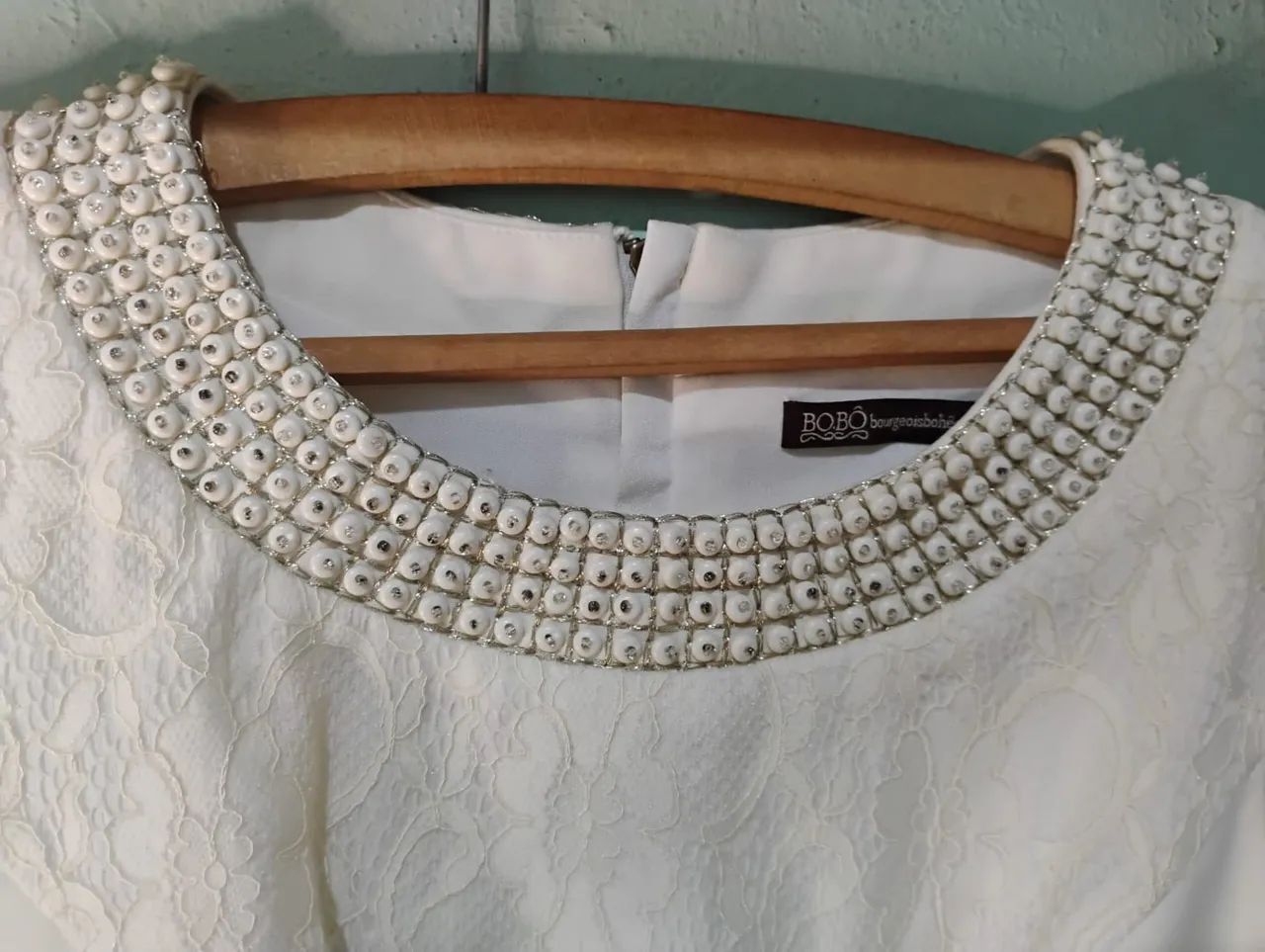 Vestido Branco com Detalhe Bordado no Decote