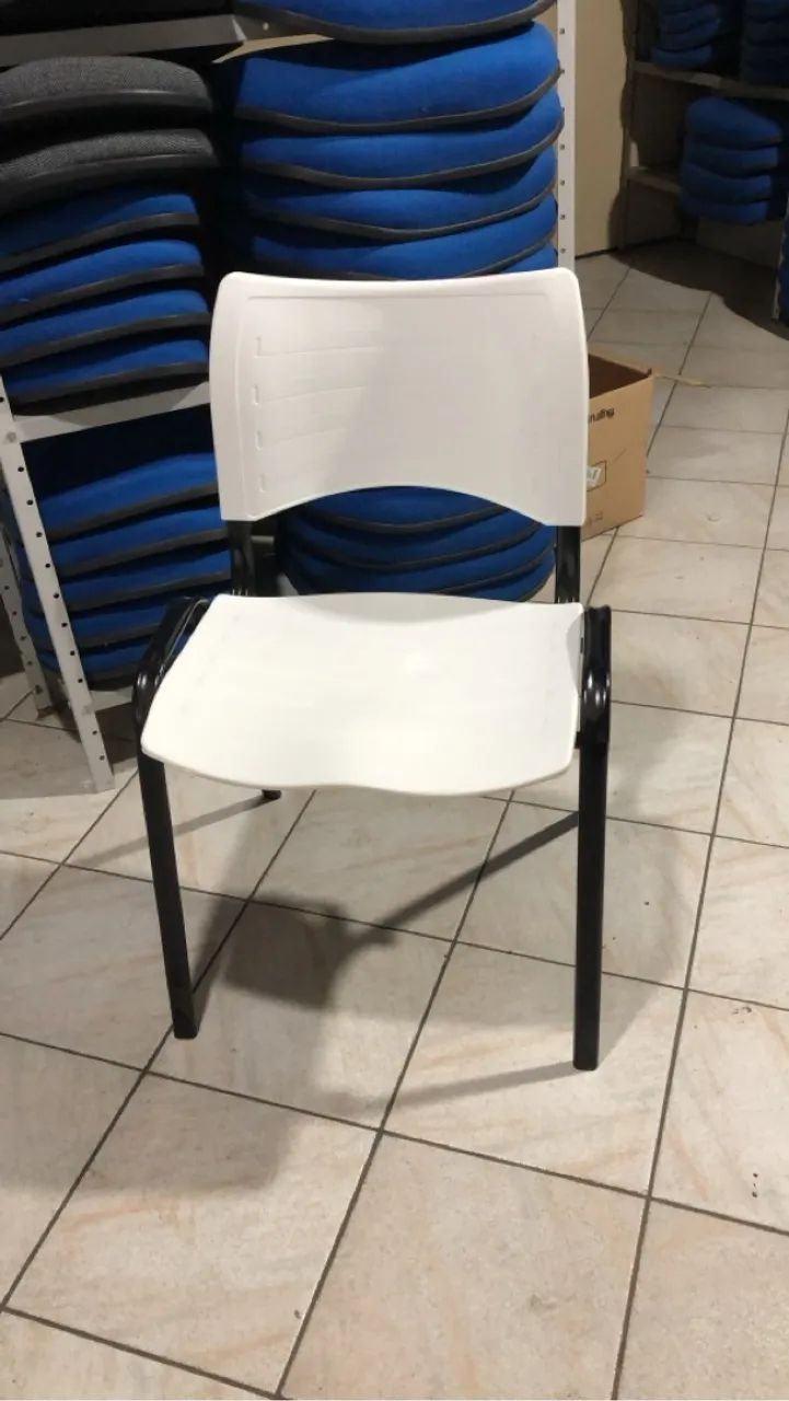 Cadeira fixa em pvc nova 