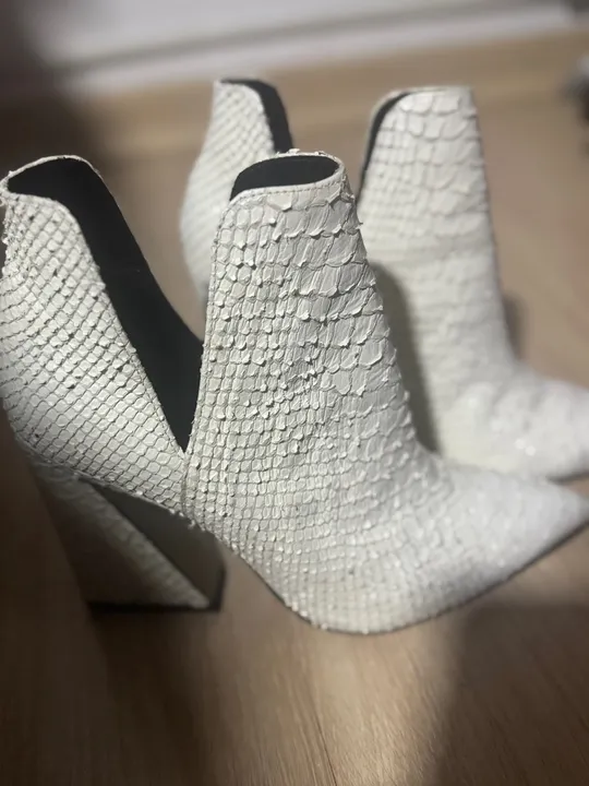 Botas brancas de salto alto