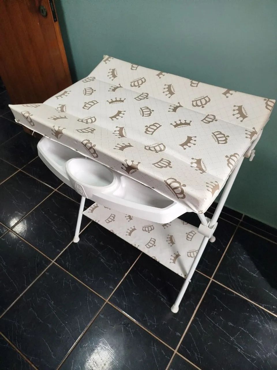 Bathtub with changing table – excellent for baby’s daily routine