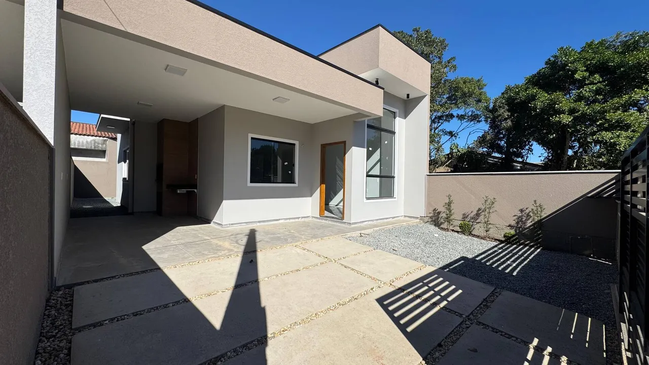 Linda casa com pé direito alto
