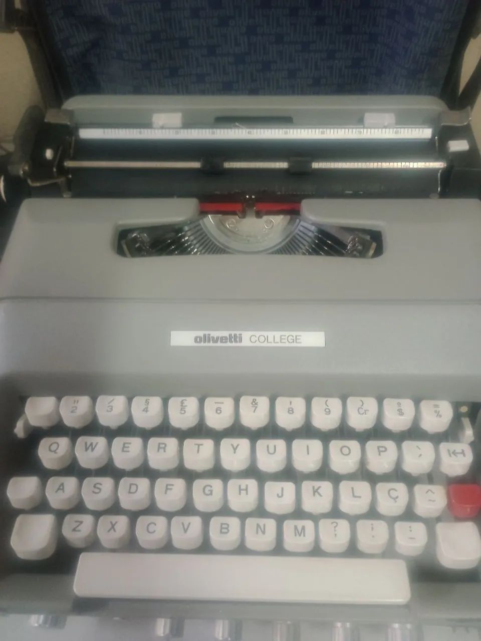 Máquina de escrever antiga olivette college