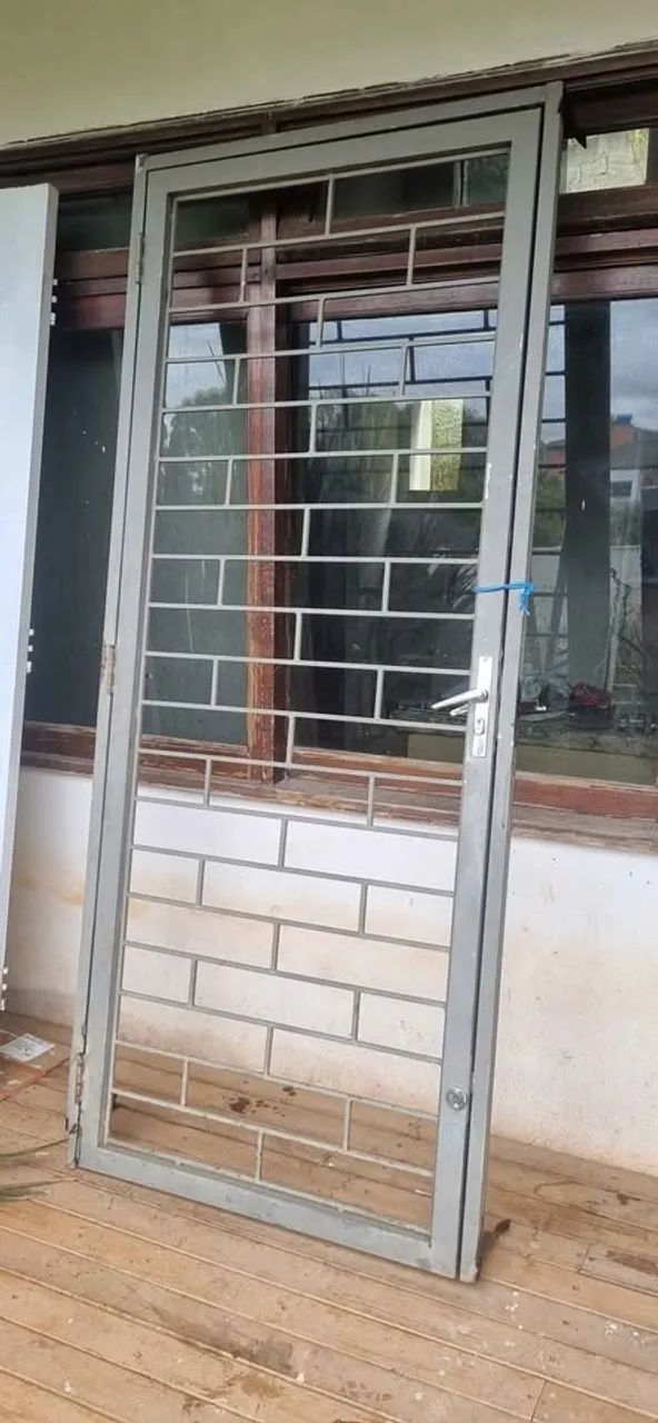 Vendo grade de proteção para porta