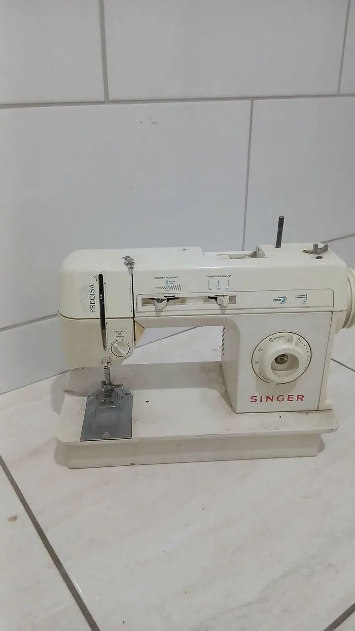 Máquina de costura singer modelo precisa 