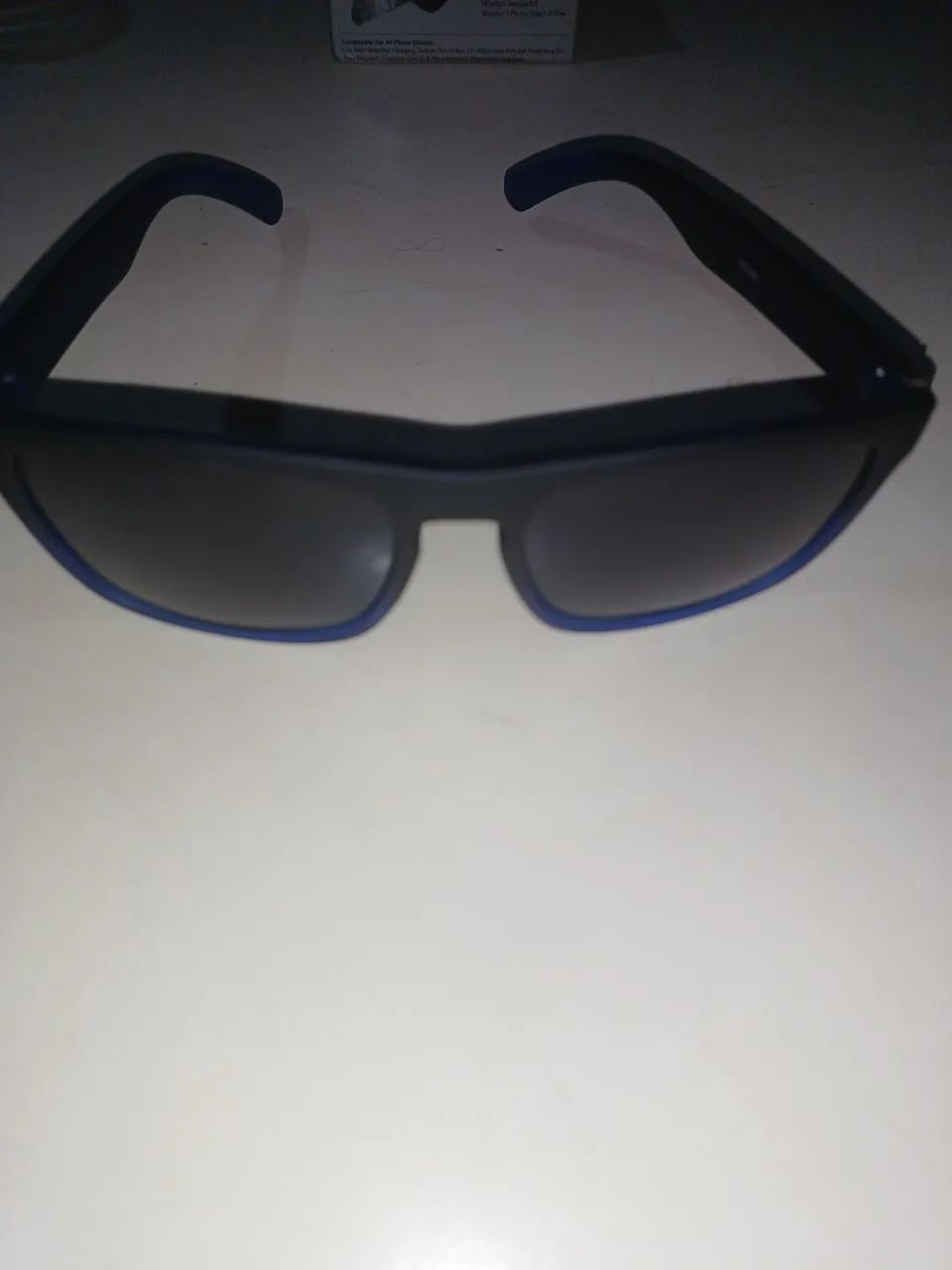 Óculos de sol azul e preto