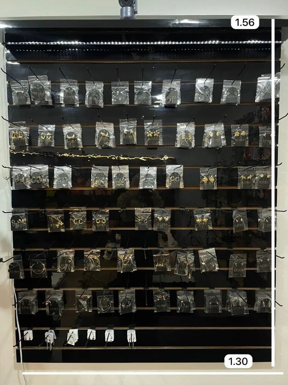 PAINEL EXPOSITOR PARA LOJA COM LED - FÓRMICA PRETA
