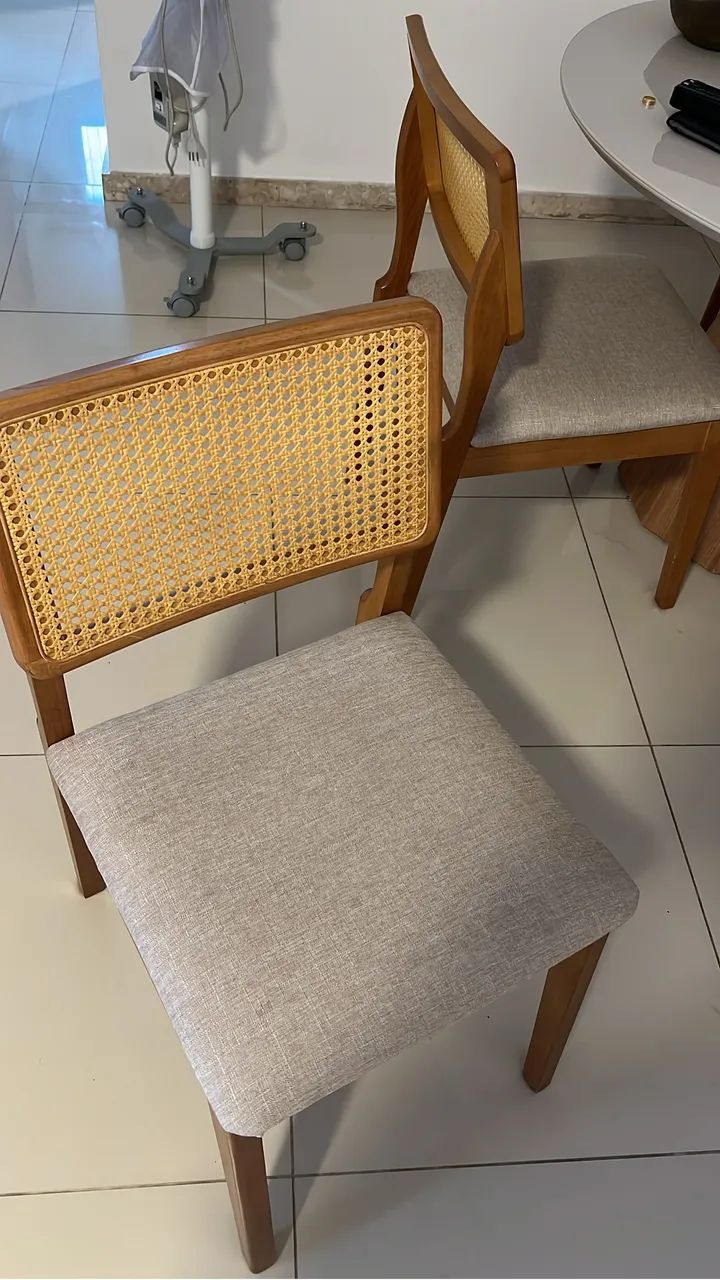 Mesa e 04 cadeiras 