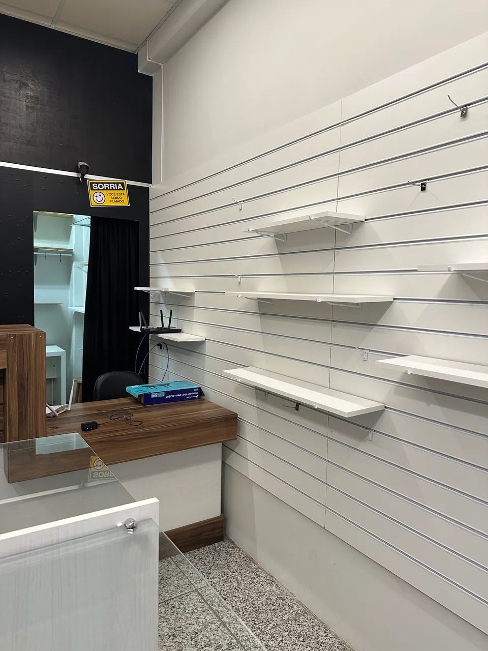 Móveis para Loja: Estantes, Painéis, Expositor, Caixa, Vitrine com Iluminação, Prateleiras