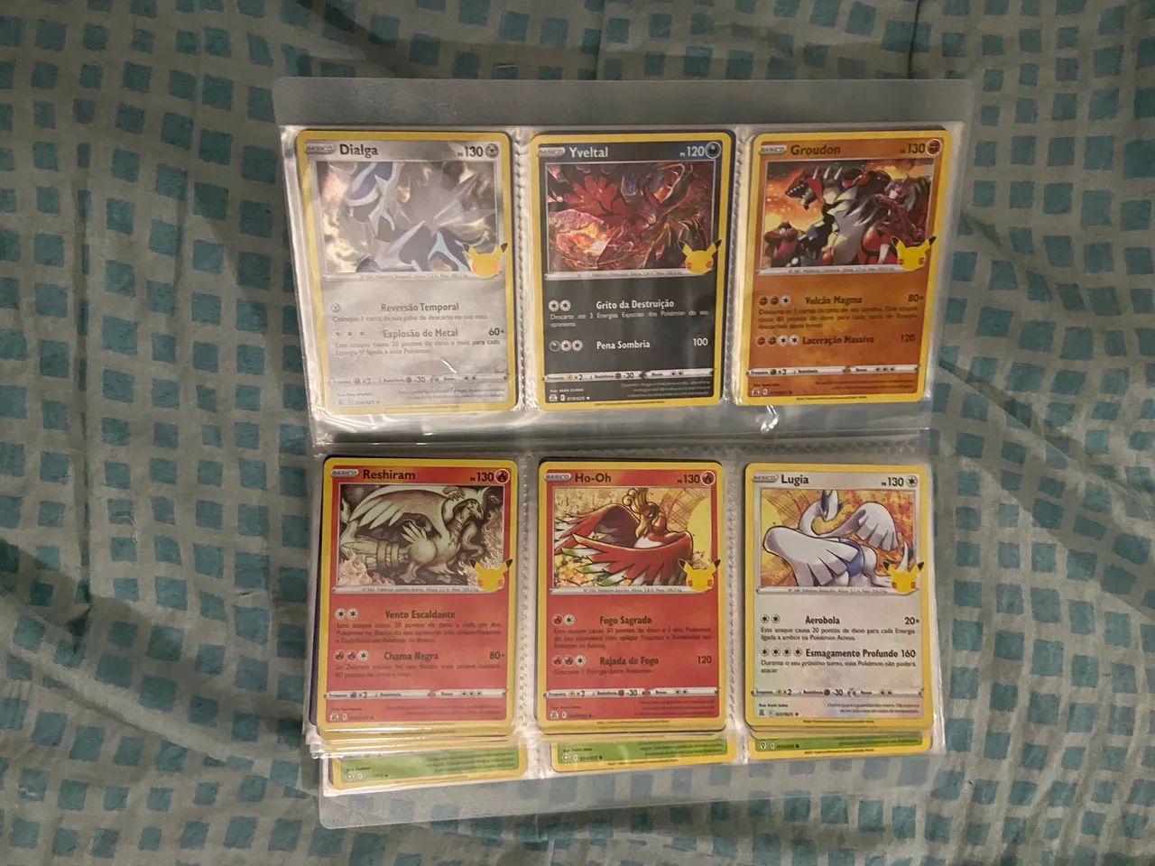Lata com 120 cartas Pokémon 