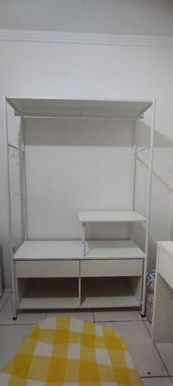 Arara de roupas com gavetas + 20 cabides. 
