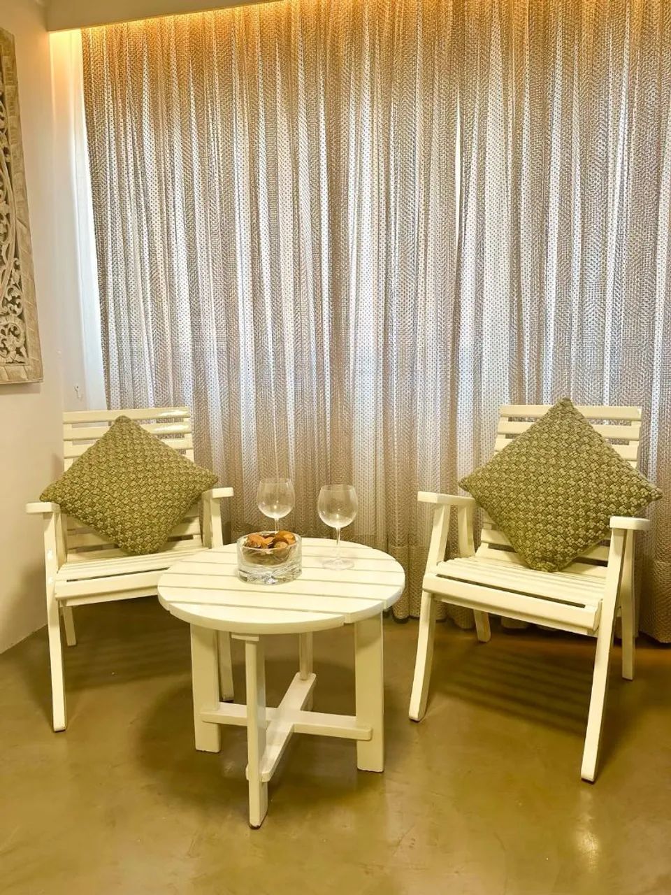Cadeiras e Mesa em Laca - TOK STOK