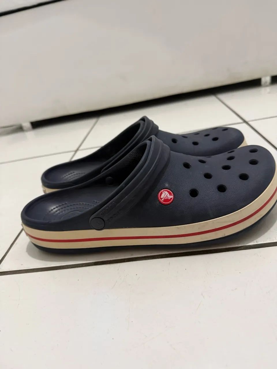 SANDÁLIA CROCS ORIGINAL AZUL MARINHO/VERMELHO - Foto 5
