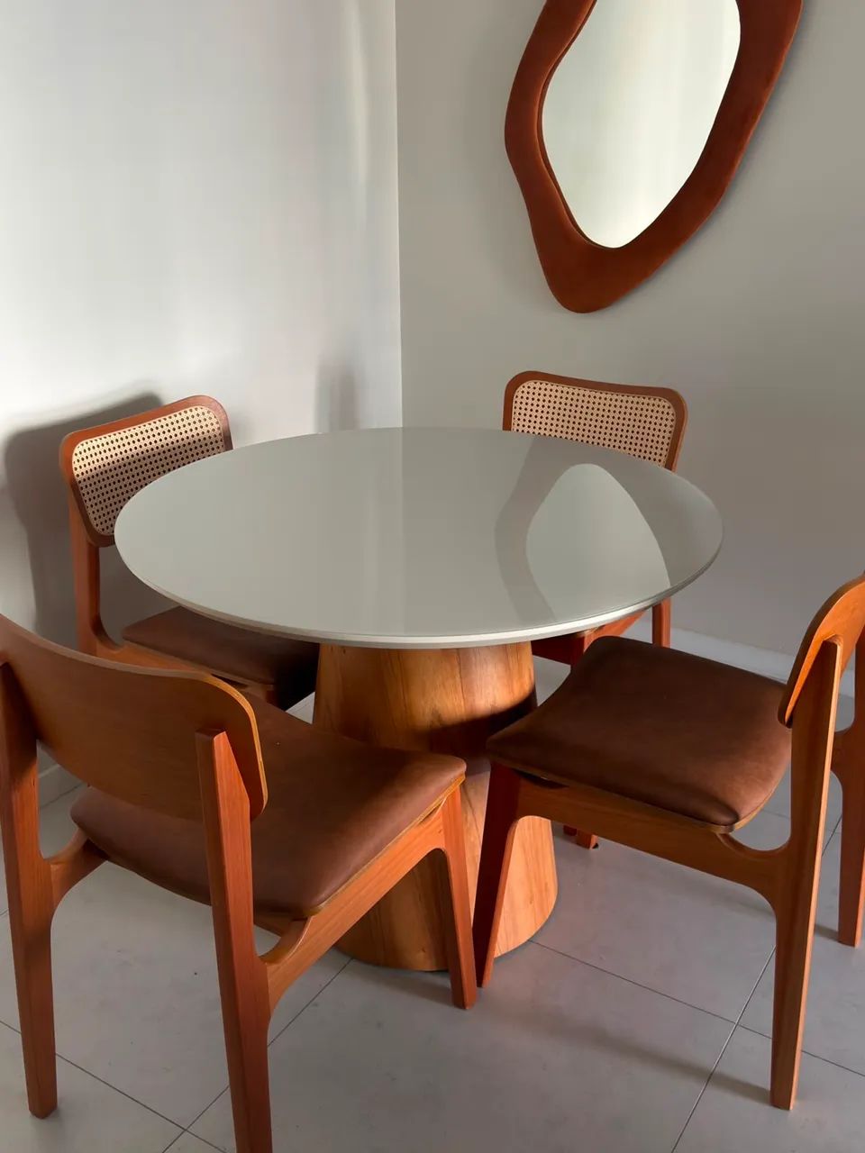 Jogo de mesa de jantar com 4 cadeiras 
