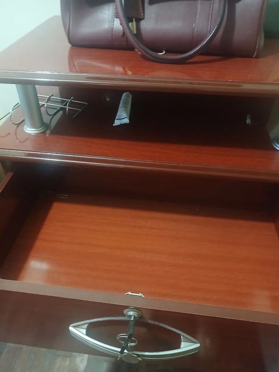 Comoda em mogno com 4 gavetas. - Foto 5