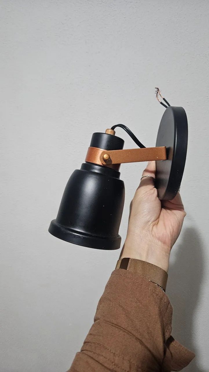 Luminária direcionável preta com bronze 