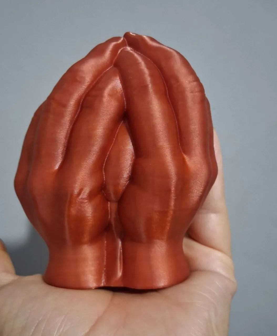 escultura mãos segurando bebê na cor cobre - Foto 3
