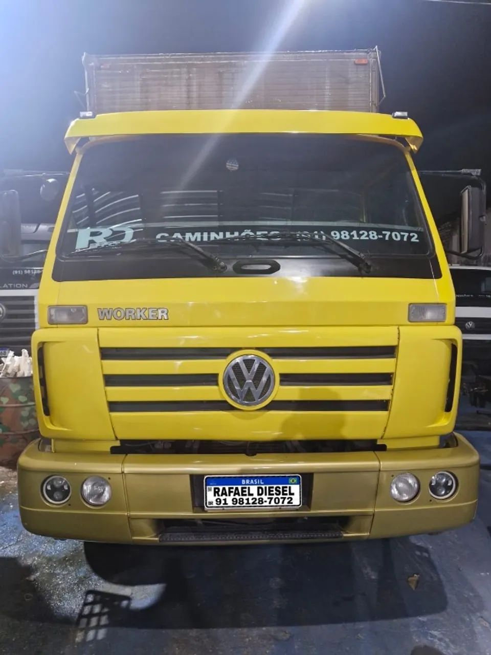 Vw 13-180 6x2 com baú 