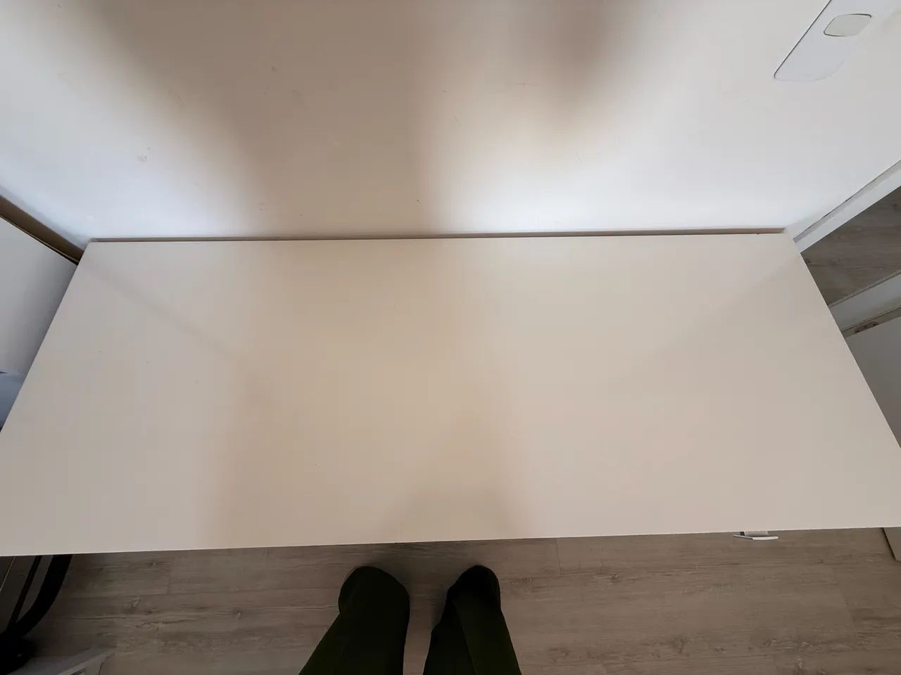 Escrivaninha branca com 4 gavetas  - Foto 2