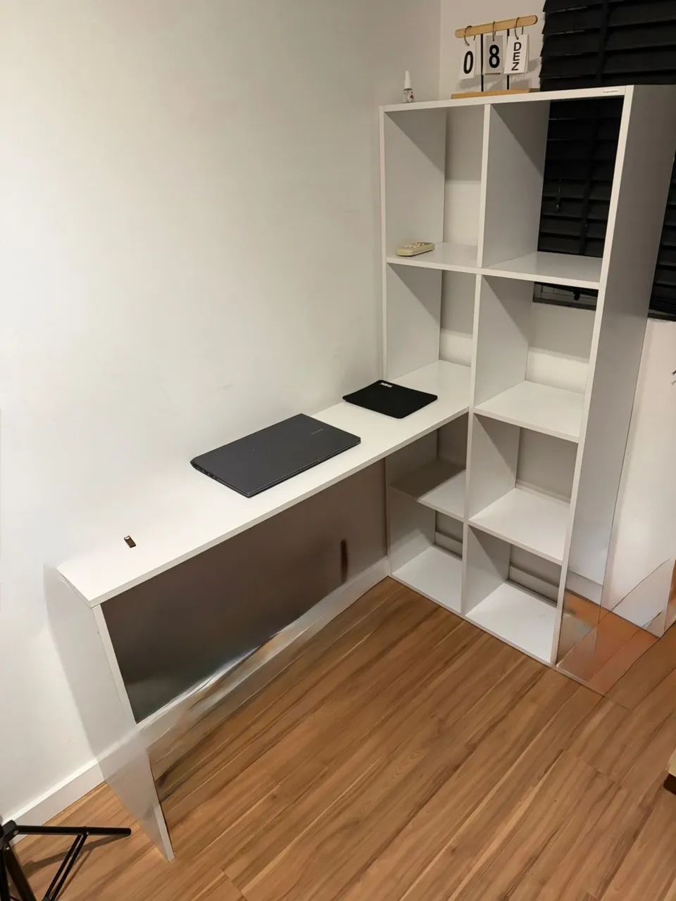 Escrivaninha de canto branca com nichos - ideal para home office