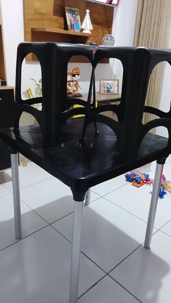 Mesa, tampa de plástico com dois bancos, pés da mesa de inox  - Foto 2