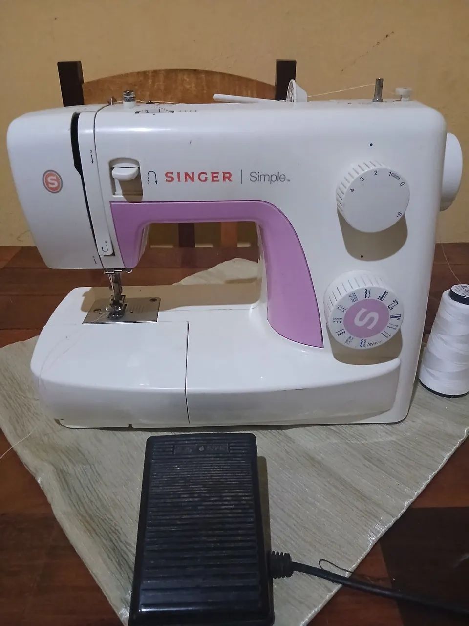 Vendo máquina de costura, está em perfeito estado e funcionando perfeitamente,