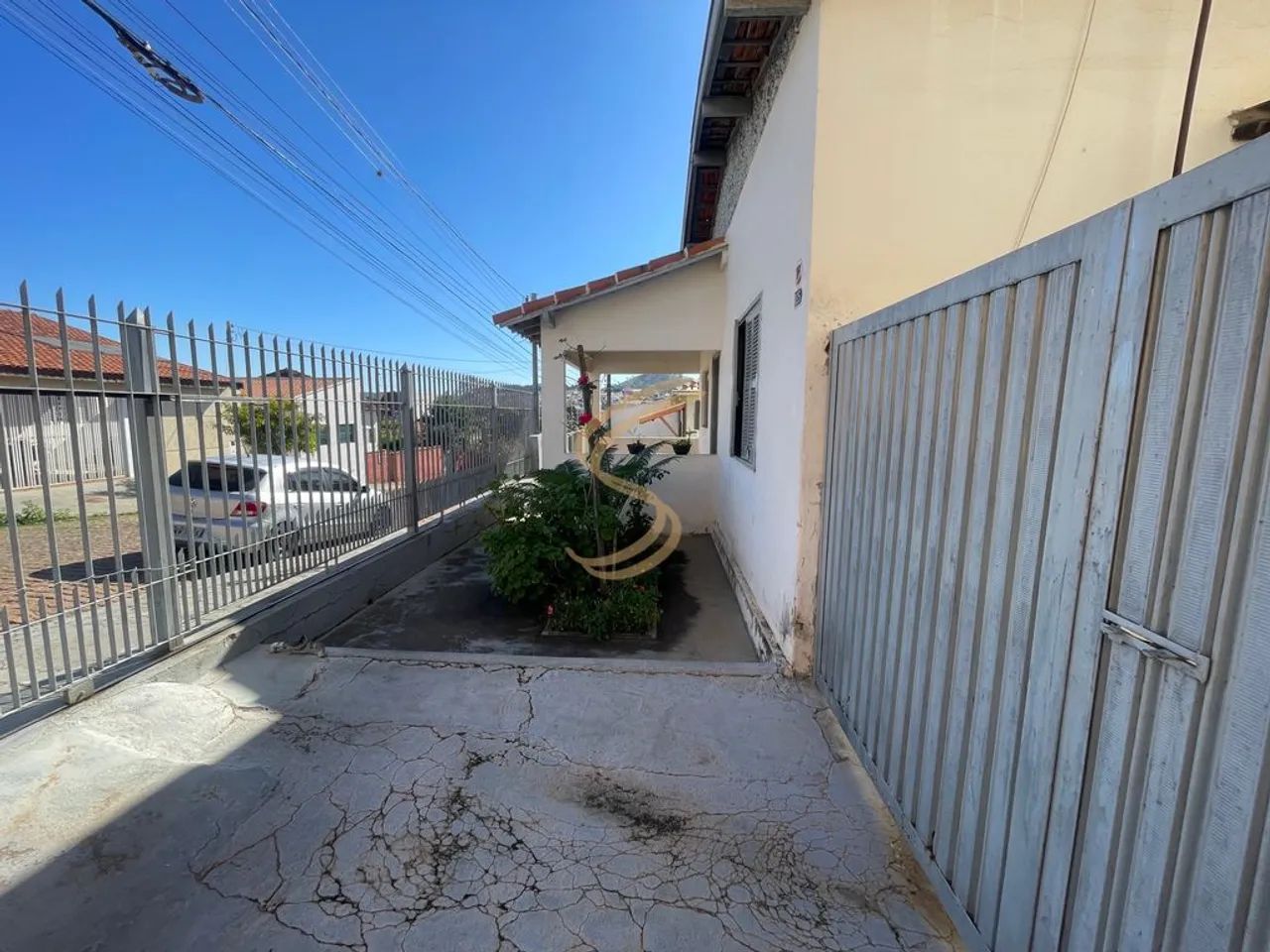 Casa à Venda no Centro com Amplo Quintal e Localização Privilegiada - Foto 2