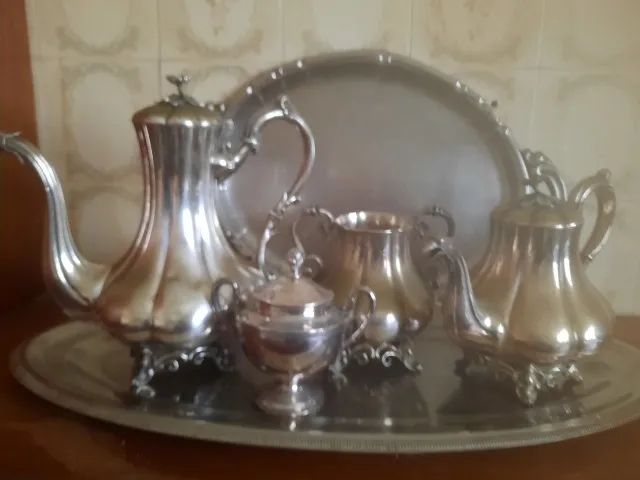 Antiguidades; Bules de chá, de café e cremeira, metal espessurado à prata Baixei !!!