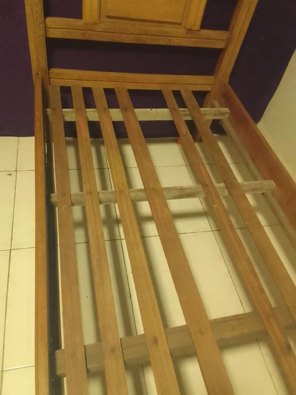 Cama de madeira  original pra solteiro. 