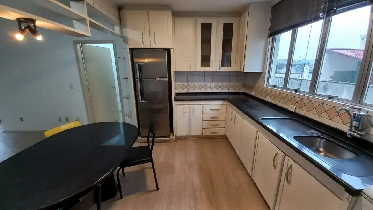 Imóvel para aluguel possui 80 metros quadrados com 2 quartos em Abraão - Florianópolis - S