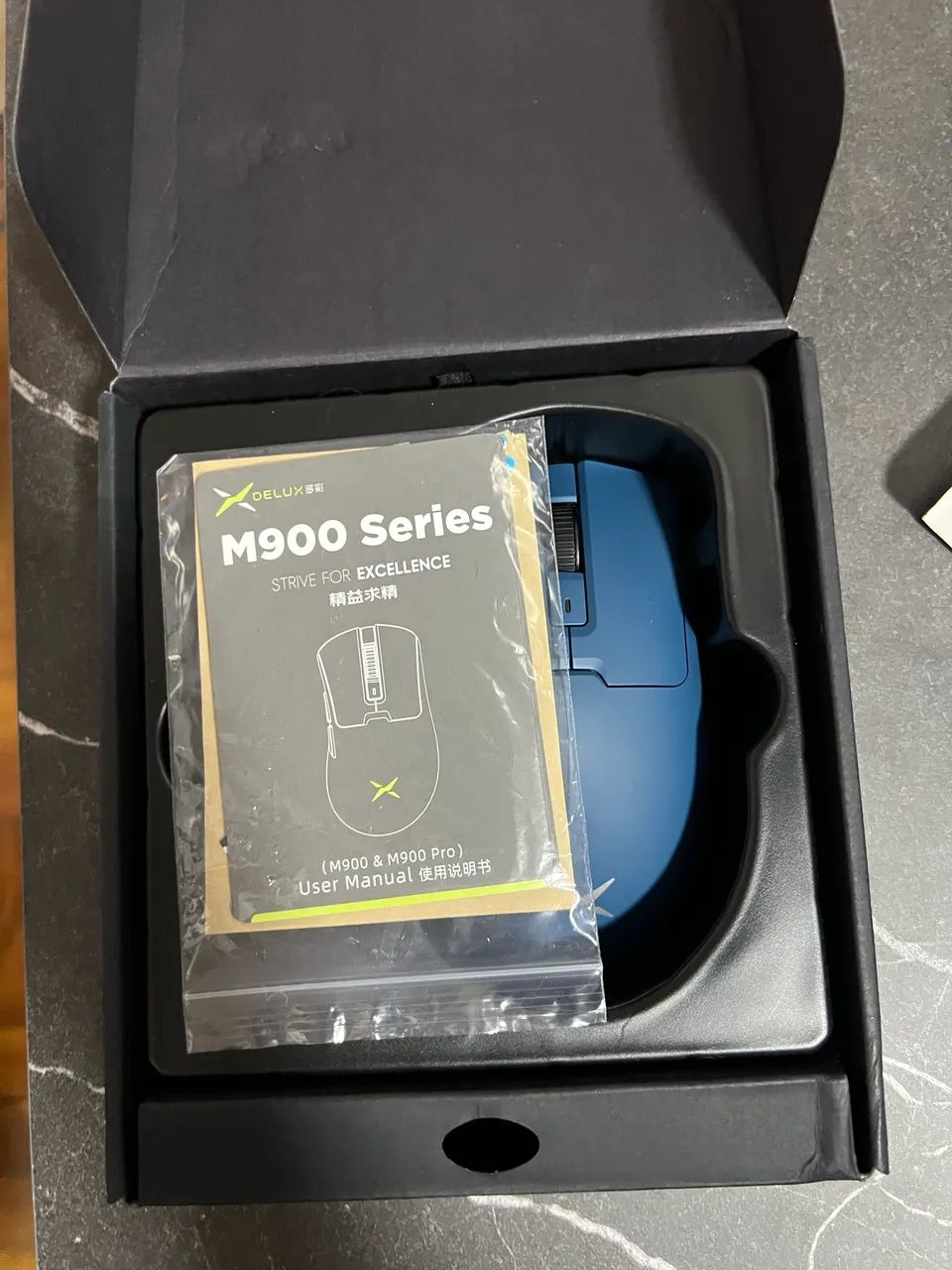 Mouse Deluxe M900PRO com doca de carregamento 