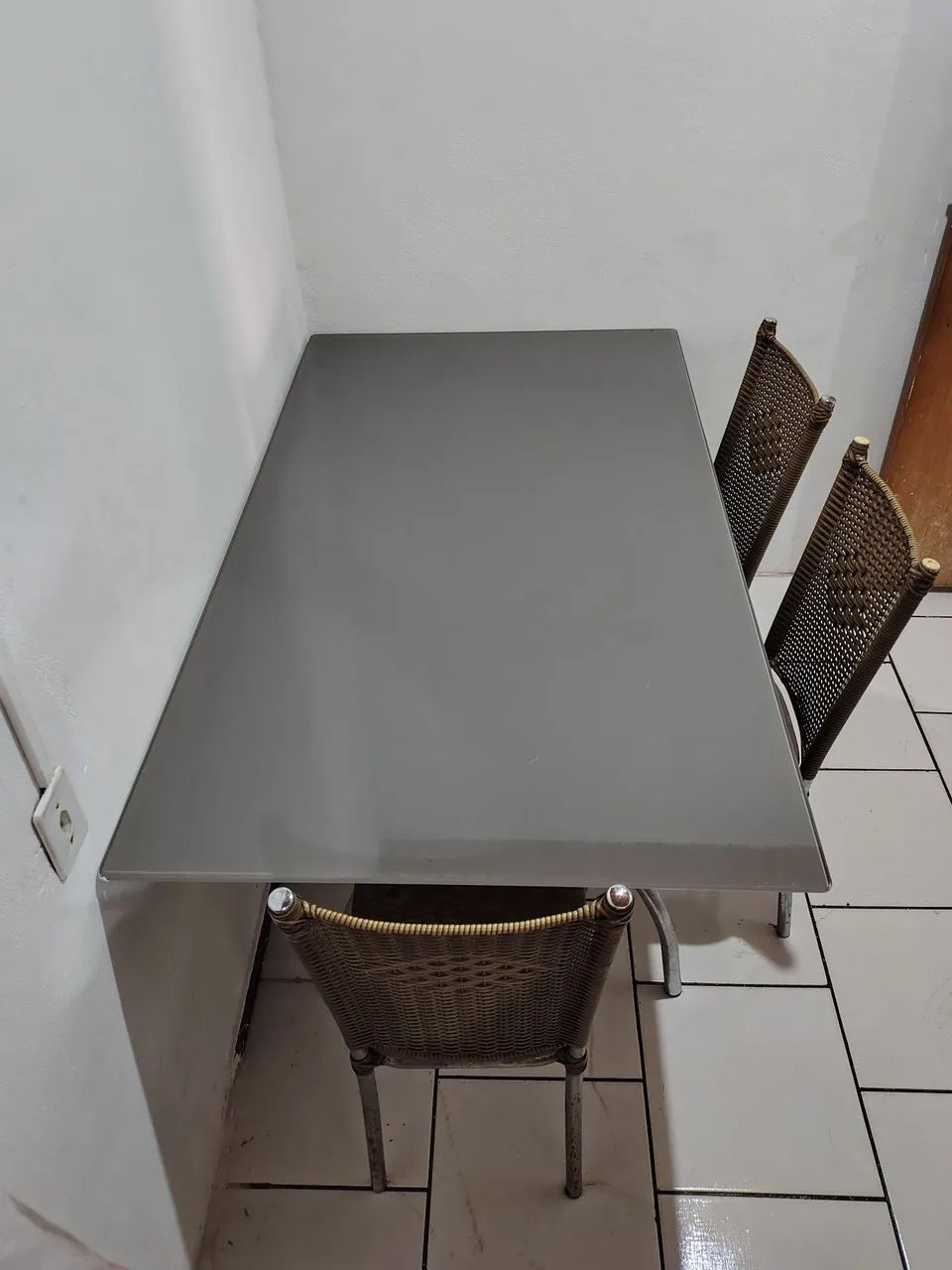 Mesa de vidro para 6 pessoas.