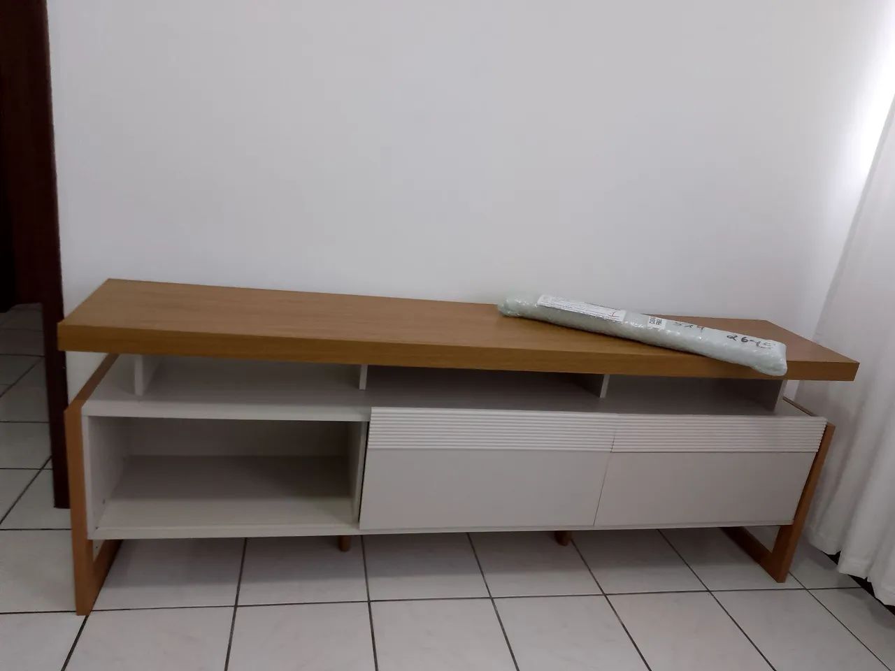 Rack medindo 1.80x66 cor off com madeira , duas portas de correr  - Foto 2