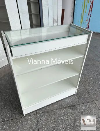 Balcão Vitrine com Vidro Superior, Gaveta e Portas - MDF Branco