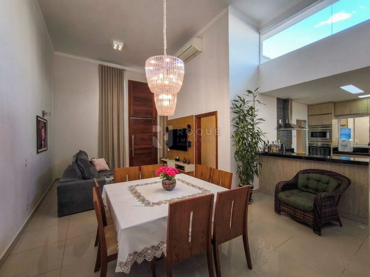 Excelente casa no Condomínio Roland III