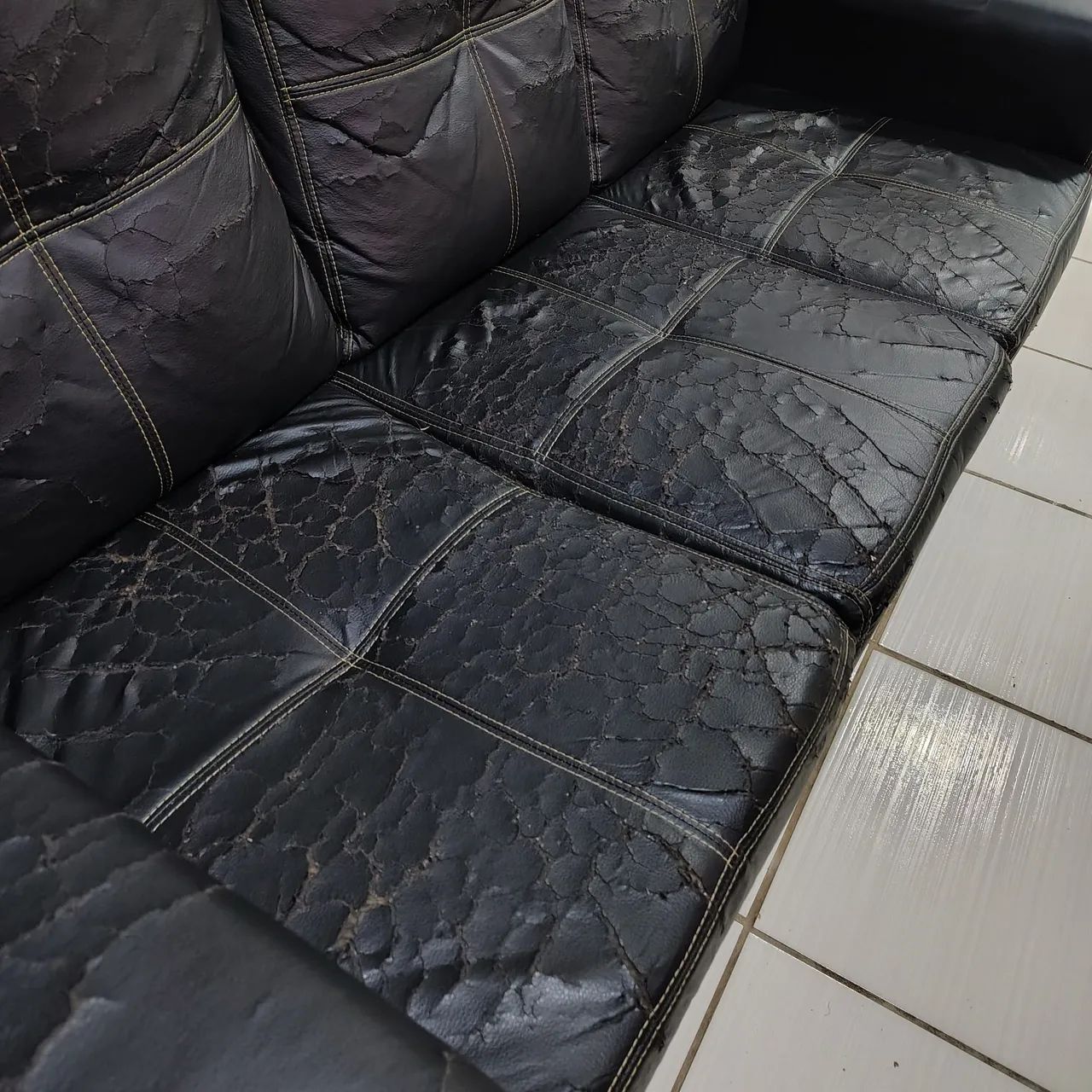 Sofá 3 lugares em corino - Foto 3