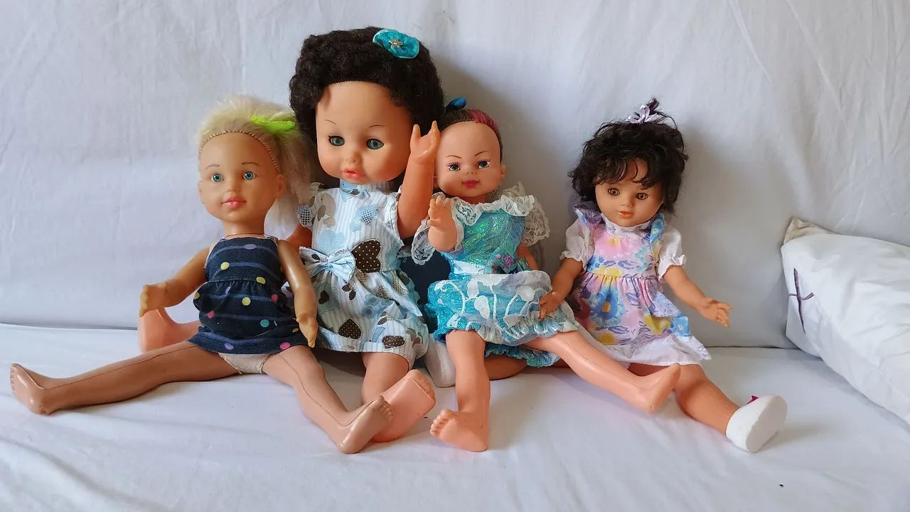 Lote com 4 bonecas antigas duas delas tem o cabelo afro  - Foto 2