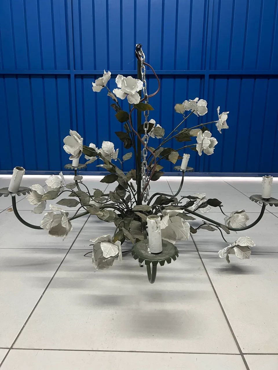 Lustre de ferro rústico com flor