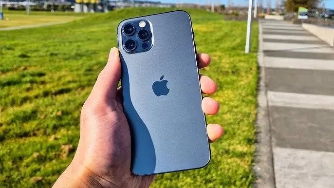 iPhone 12 Pro Max 128gb cor azul - Celulares e Smartphones