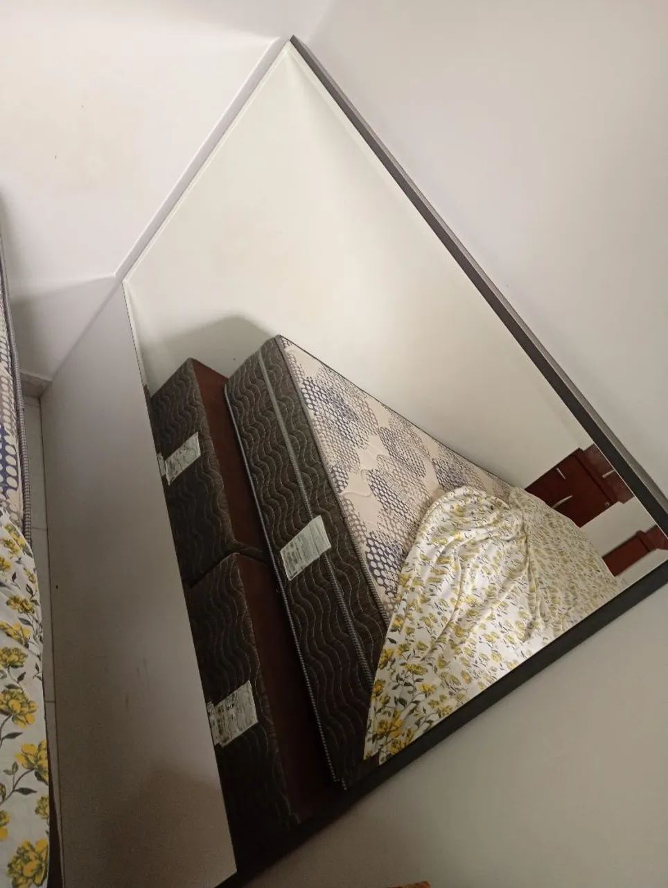 Vendo cama Queen  com cabeceira de madeira e espelho  - Foto 5