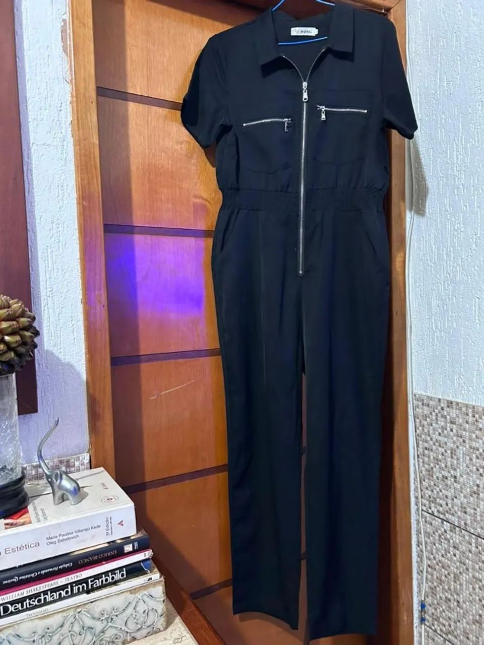macacão preto e na cor marrom