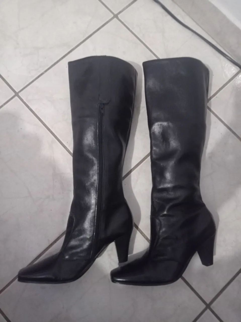 Bota preta de couro nova cano longo número 33 - Foto 4