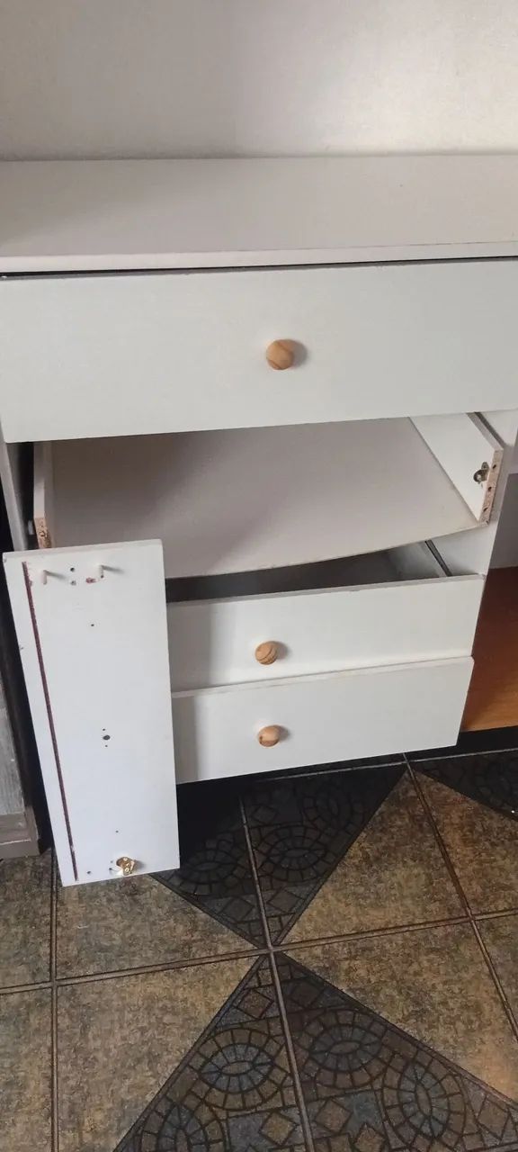 Cômoda branca com gavetas - precisa de reparos - Foto 3