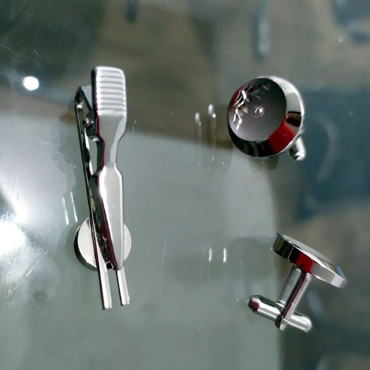 abotoaduras e prendedor para gravata com pedra cristal e entalhe - Foto 3