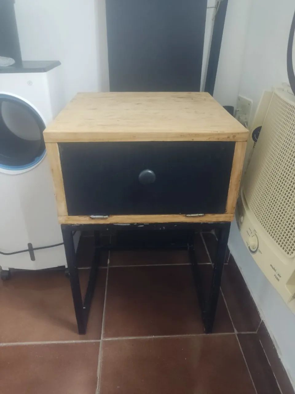 Mesa de cabeceira industrial com gaveta e puxador.