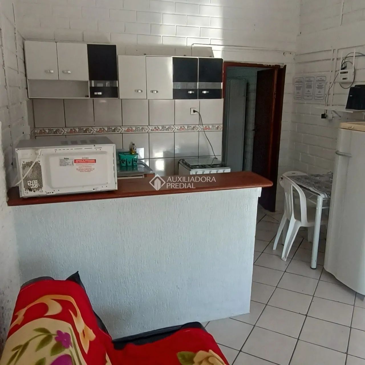 Kitnet mobiliada a poucos passos da praia em Canasvieiras. - Foto 2