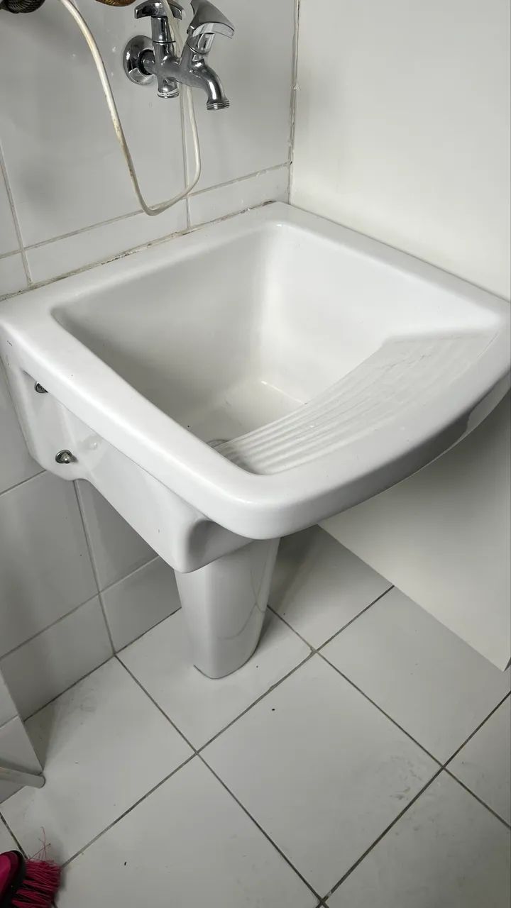 Icasa 32-L Dishwashing Sink with Column