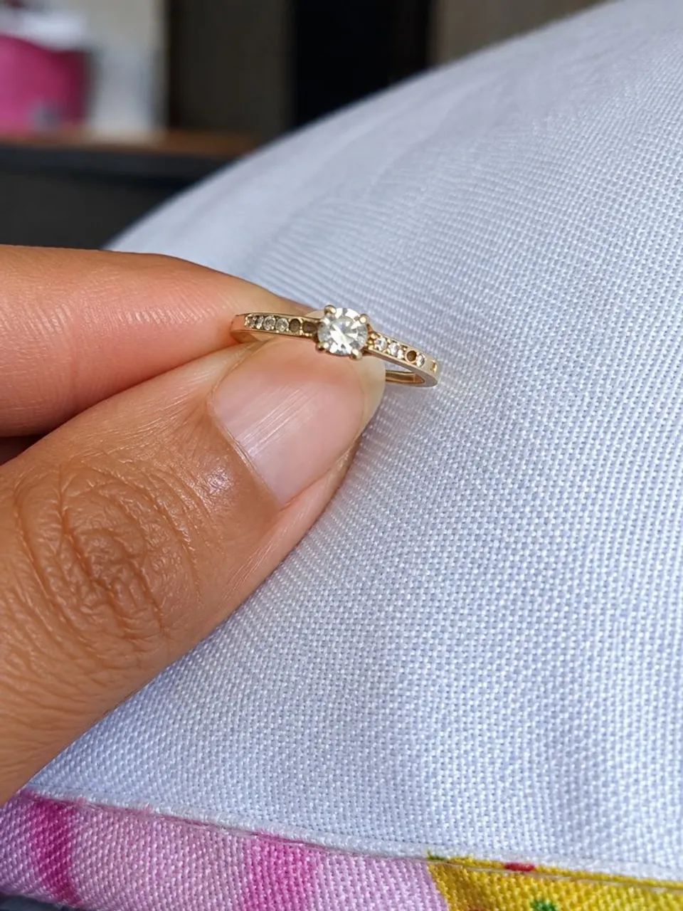 Anel de ouro 18k com pedras de zircônia 