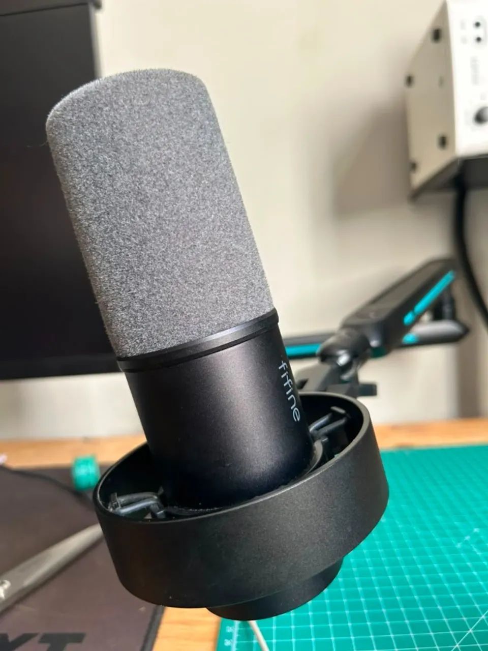Microfone Dinâmico Fifine K688 + suporte de mesa - Foto 4