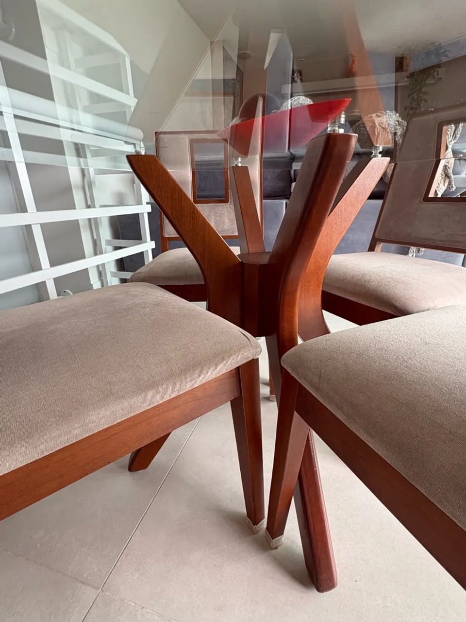 Vendo mesa de madeira com tampo de vidro - Foto 3